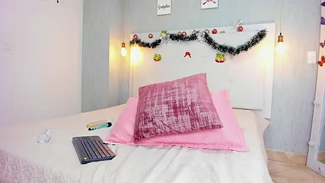 Milaspetite online show from December 19, 2024, 11:25 pm