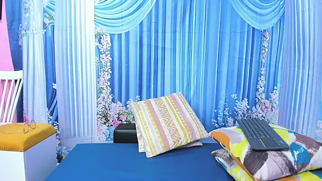 Snapshot of miss--flora chatting on August 8, 2026, 12:57 am miss--flora online show from August 8, 2026, 12:57 am