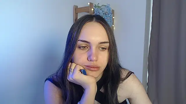 IrinaShayk18 online show from January 3, 2025, 8:32 am