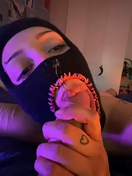 littlewitchxoxo online show from February 22, 2025, 3:47 pm