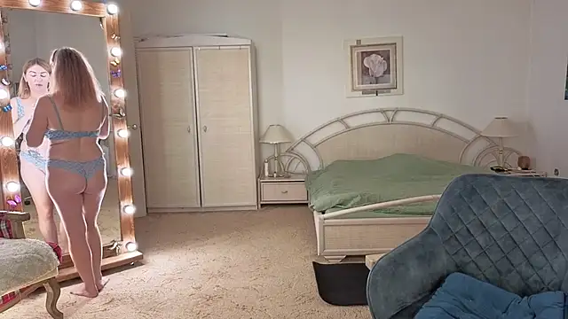 Snapshot of moonlight4u chatting on November 4, 2025, 6:45 am moonlight4u online show from November 4, 2025, 6:45 am