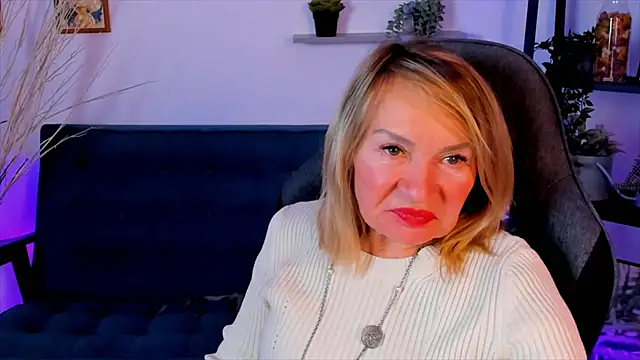 Snapshot of RosalindaFortuna chatting on December 17, 2024, 2:00 pm RosalindaFortuna online show from December 17, 2024, 2:00 pm