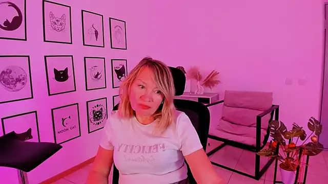 Snapshot of RosalindaFortuna chatting on December 25, 2024, 11:22 am RosalindaFortuna online show from December 25, 2024, 11:22 am