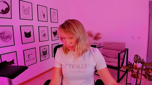 Snapshot of RosalindaFortuna chatting on December 25, 2024, 2:23 pm RosalindaFortuna online show from December 25, 2024, 2:23 pm