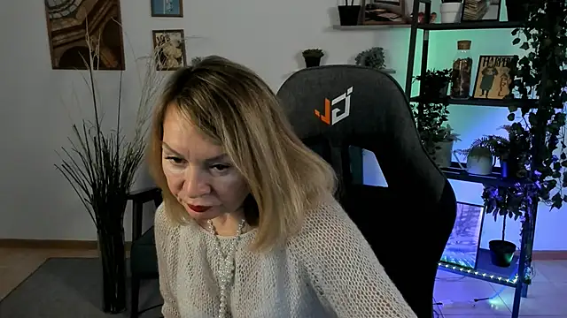 Snapshot of RosalindaFortuna chatting on January 4, 2025, 10:49 am RosalindaFortuna online show from January 4, 2025, 10:49 am