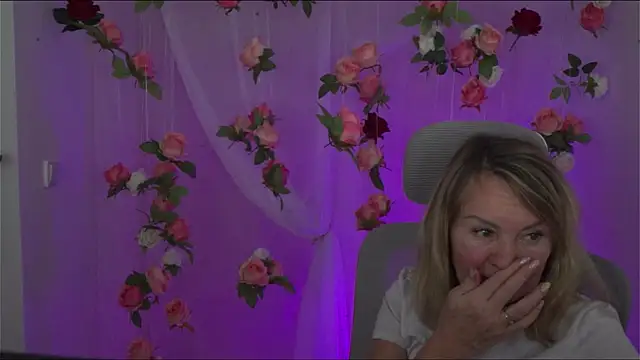 Snapshot of RosalindaFortuna chatting on January 8, 2025, 11:43 am RosalindaFortuna online show from January 8, 2025, 11:43 am