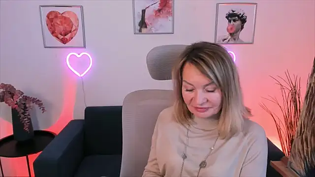 Snapshot of RosalindaFortuna chatting on January 9, 2025, 11:14 am RosalindaFortuna online show from January 9, 2025, 11:14 am