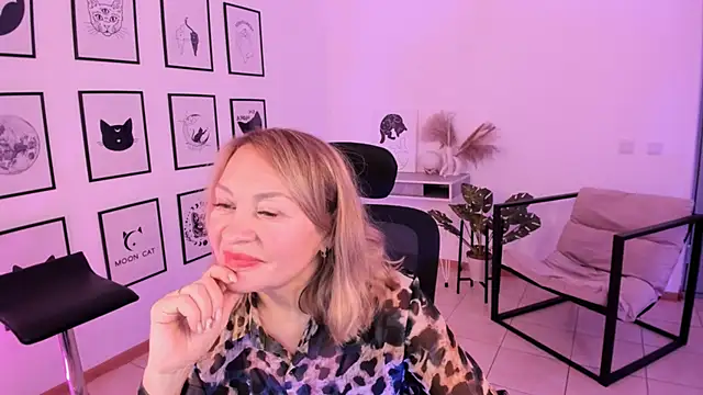 Snapshot of RosalindaFortuna chatting on January 13, 2025, 11:41 am RosalindaFortuna online show from January 13, 2025, 11:41 am