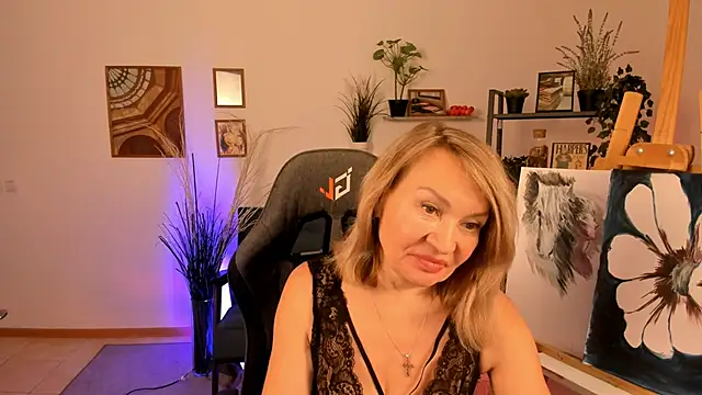 Snapshot of RosalindaFortuna chatting on January 16, 2025, 10:42 am RosalindaFortuna online show from January 16, 2025, 10:42 am