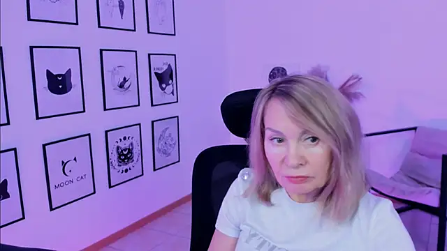 Snapshot of RosalindaFortuna chatting on January 21, 2025, 10:41 am RosalindaFortuna online show from January 21, 2025, 10:41 am