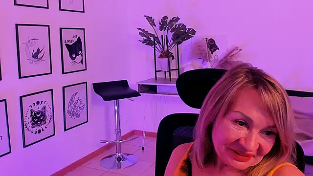 Snapshot of RosalindaFortuna chatting on January 27, 2025, 2:13 pm RosalindaFortuna online show from January 27, 2025, 2:13 pm