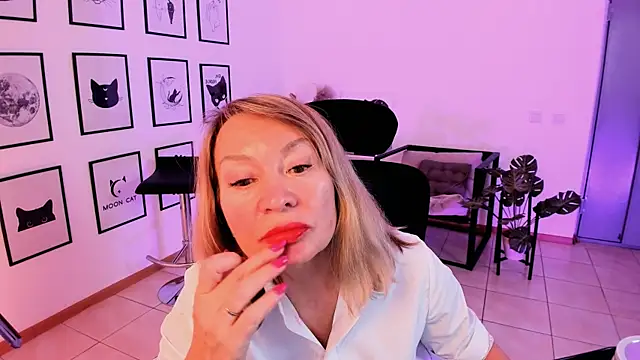 Snapshot of RosalindaFortuna chatting on February 10, 2025, 2:16 pm RosalindaFortuna online show from February 10, 2025, 2:16 pm