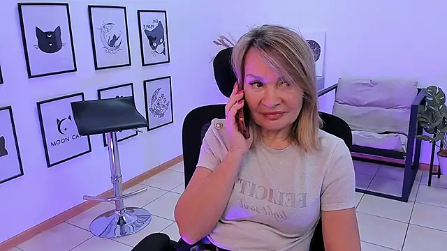 Snapshot of RosalindaFortuna chatting on February 21, 2025, 11:33 am RosalindaFortuna online show from February 21, 2025, 11:33 am