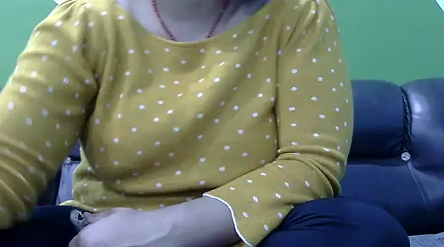 Housewife12 online show from February 19, 2025, 1:50 pm