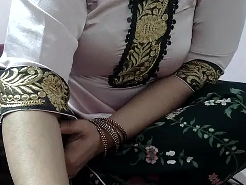 Housewife12 online show from December 22, 2025, 11:18 am