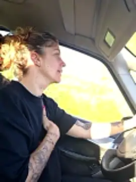 sansan2411 online show from April 8, 2026, 4:51 pm