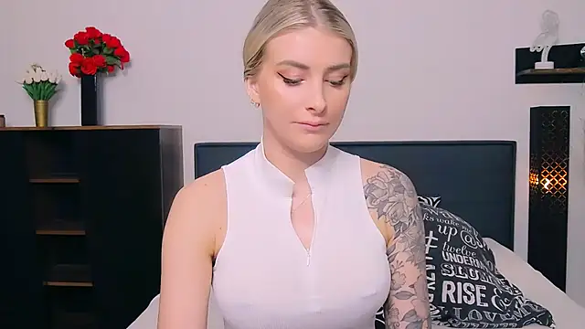 Lia Benini online show from February 16, 2026, 9:27 am