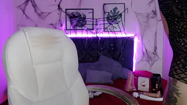 mia collens online show from October 21, 2025, 1:06 am