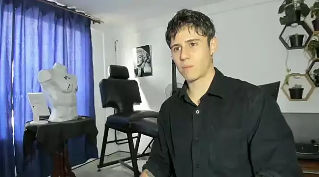 Snapshot of Antonello_Vannucci chatting on March 5, 2025, 10:21 pm Antonello Vannucci online show from March 5, 2025, 10:21 pm