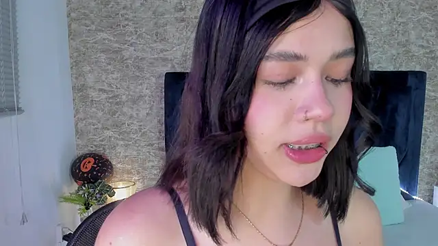 Lily Woodz online show from November 8, 2025, 7:23 pm