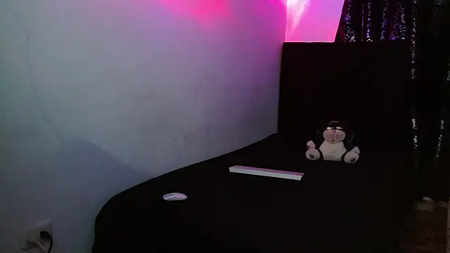 miia-liiam online show from November 23, 2025, 6:57 am