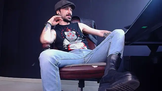 Snapshot of AxelColton chatting on October 18, 2025, 10:27 am AxelColton online show from October 18, 2025, 10:27 am