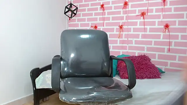 dani-lue online show from February 20, 2025, 12:15 pm