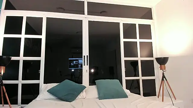 loladupont online show from November 6, 2025, 11:04 pm