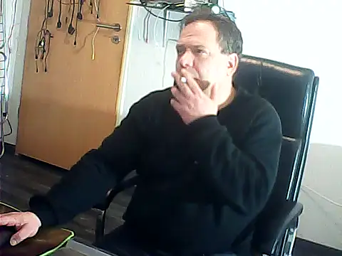 Snapshot of DauerAkt8069 chatting on December 4, 2025, 12:20 am DauerAkt8069 online show from December 4, 2025, 12:20 am