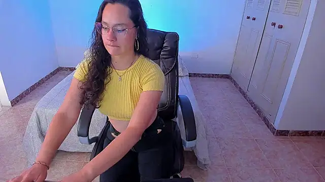 emmaTorres1 online show from January 18, 2025, 1:40 pm