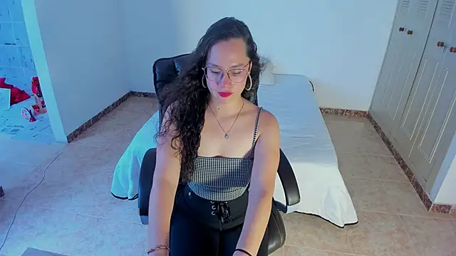 emmaTorres1 online show from February 9, 2025, 6:58 pm