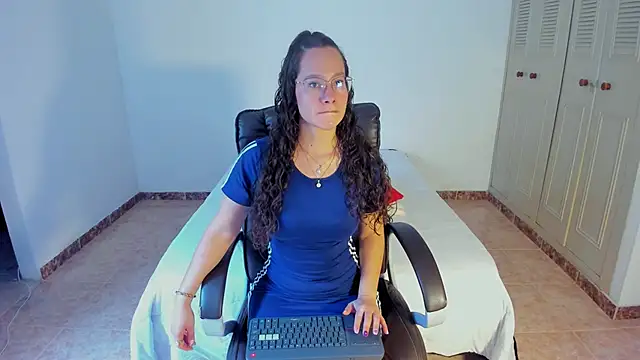 emmaTorres1 online show from February 11, 2025, 7:05 pm