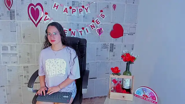 emmaTorres1 online show from February 12, 2025, 8:07 pm