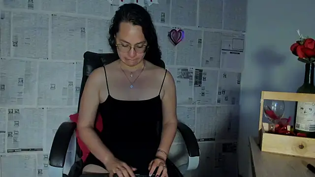 emmaTorres1 online show from February 13, 2025, 3:46 pm