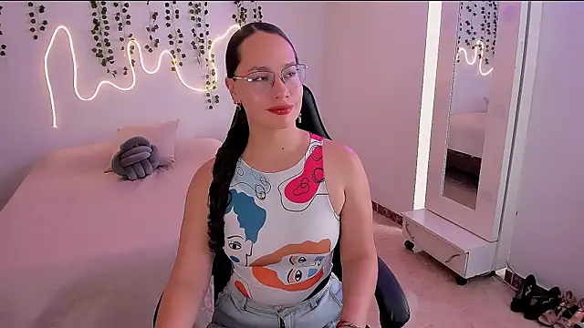 emmaTorres1 online show from October 6, 2025, 2:14 pm