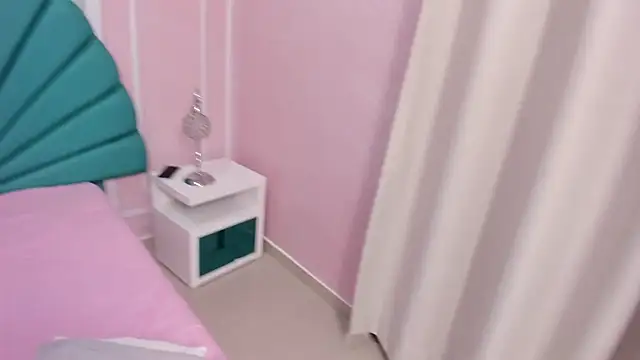 Daphne Fox  online show from January 19, 2025, 6:31 am