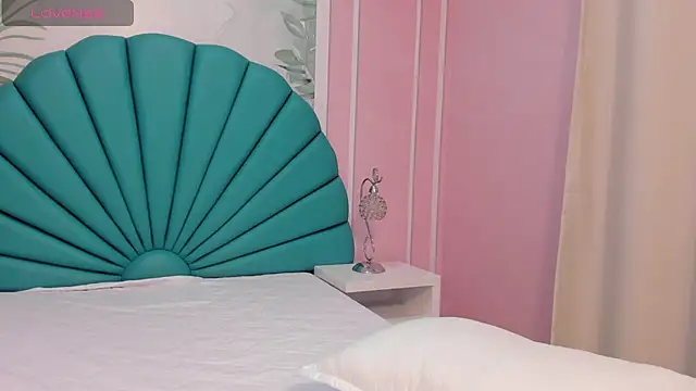 Daphne Fox  online show from February 23, 2025, 9:00 am