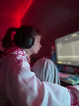 Snapshot of IngaSpider chatting on December 20, 2024, 6:45 pm IngaSpider online show from December 20, 2024, 6:45 pm