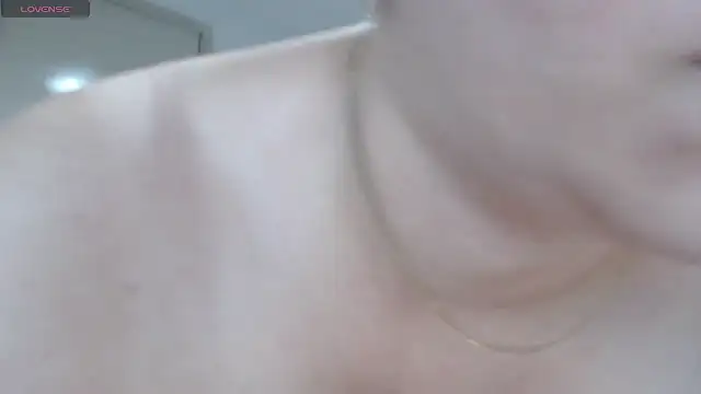 Snapshot of MommyHelpsmee chatting on December 1, 2025, 11:10 pm MommyHelpsmee online show from December 1, 2025, 11:10 pm