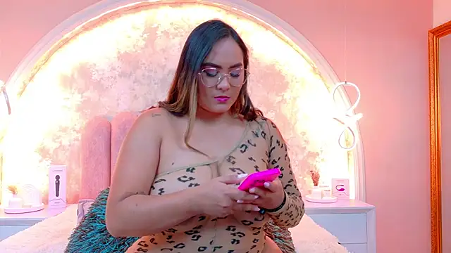 Snapshot of MiaLaurents chatting on November 15, 2025, 5:05 am MiaLaurents online show from November 15, 2025, 5:05 am