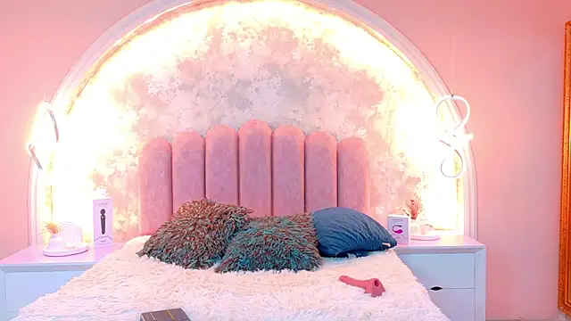 Snapshot of MiaLaurents chatting on November 19, 2025, 4:45 am MiaLaurents online show from November 19, 2025, 4:45 am