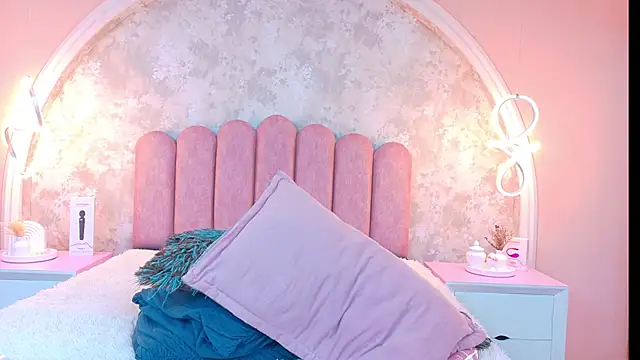 Snapshot of MiaLaurents chatting on November 22, 2025, 4:33 am MiaLaurents online show from November 22, 2025, 4:33 am