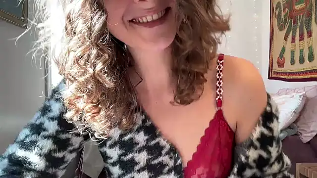 leahsparkles online show from March 3, 2025, 4:14 pm