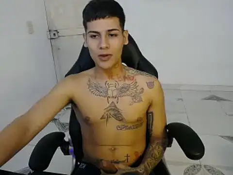 Snapshot of Clyde019 chatting on January 2, 2025, 8:46 pm Clyde019 online show from January 2, 2025, 8:46 pm