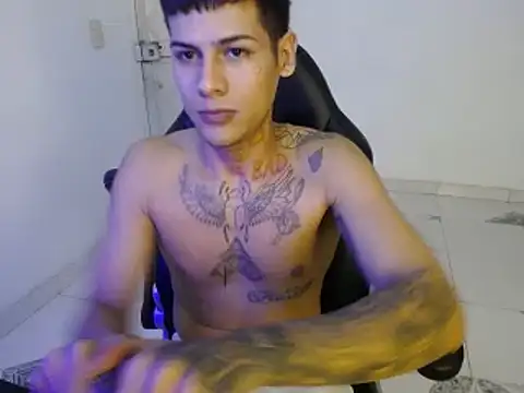 Snapshot of Clyde019 chatting on January 12, 2025, 1:53 am Clyde019 online show from January 12, 2025, 1:53 am