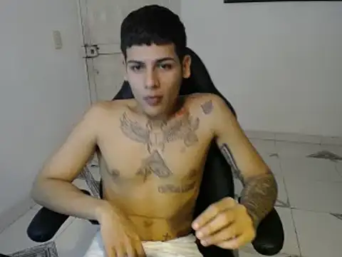 Snapshot of Clyde019 chatting on January 12, 2025, 10:33 pm Clyde019 online show from January 12, 2025, 10:33 pm