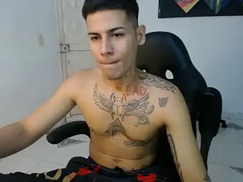 Snapshot of Clyde019 chatting on February 7, 2025, 9:04 pm Clyde019 online show from February 7, 2025, 9:04 pm