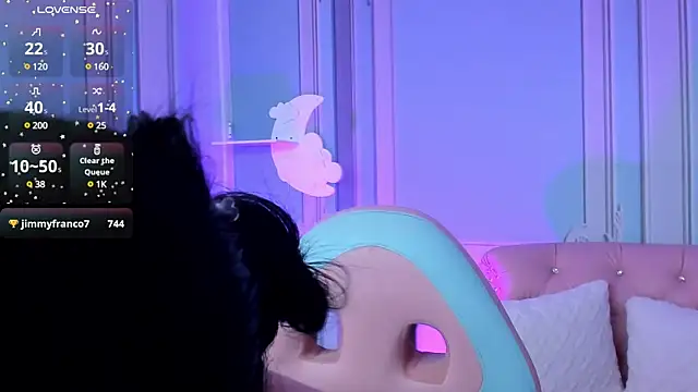 stefany duque1  online show from December 31, 2024, 2:58 pm