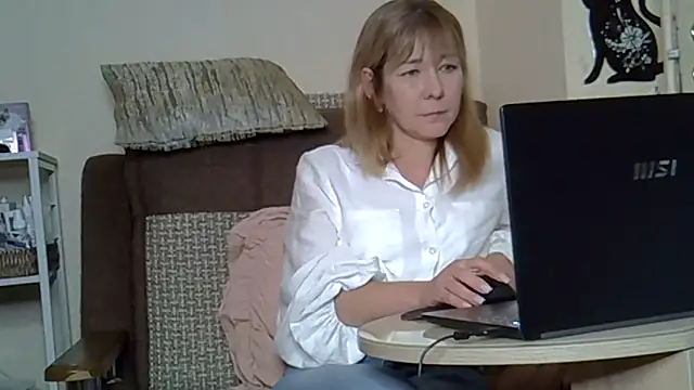 Snapshot of EllaJohnsonX chatting on May 17, 2026, 7:28 am EllaJohnsonX online show from May 17, 2026, 7:28 am