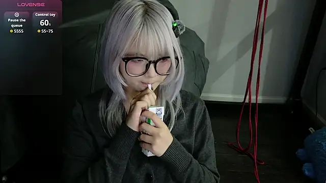 Yu UwU  online show from November 8, 2025, 1:00 pm